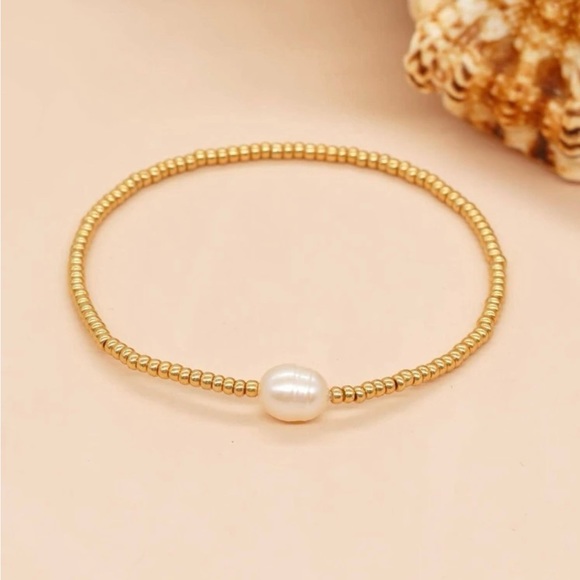 🆕 Minimalist Gold Beaded Bracelet with a Pearl - Picture 3 of 6